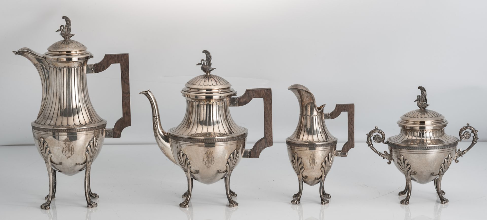 A four part neoclassical silver coffee and tea set, consisting of a coffee pot, a tea pot, a sugar - Bild 2 aus 6