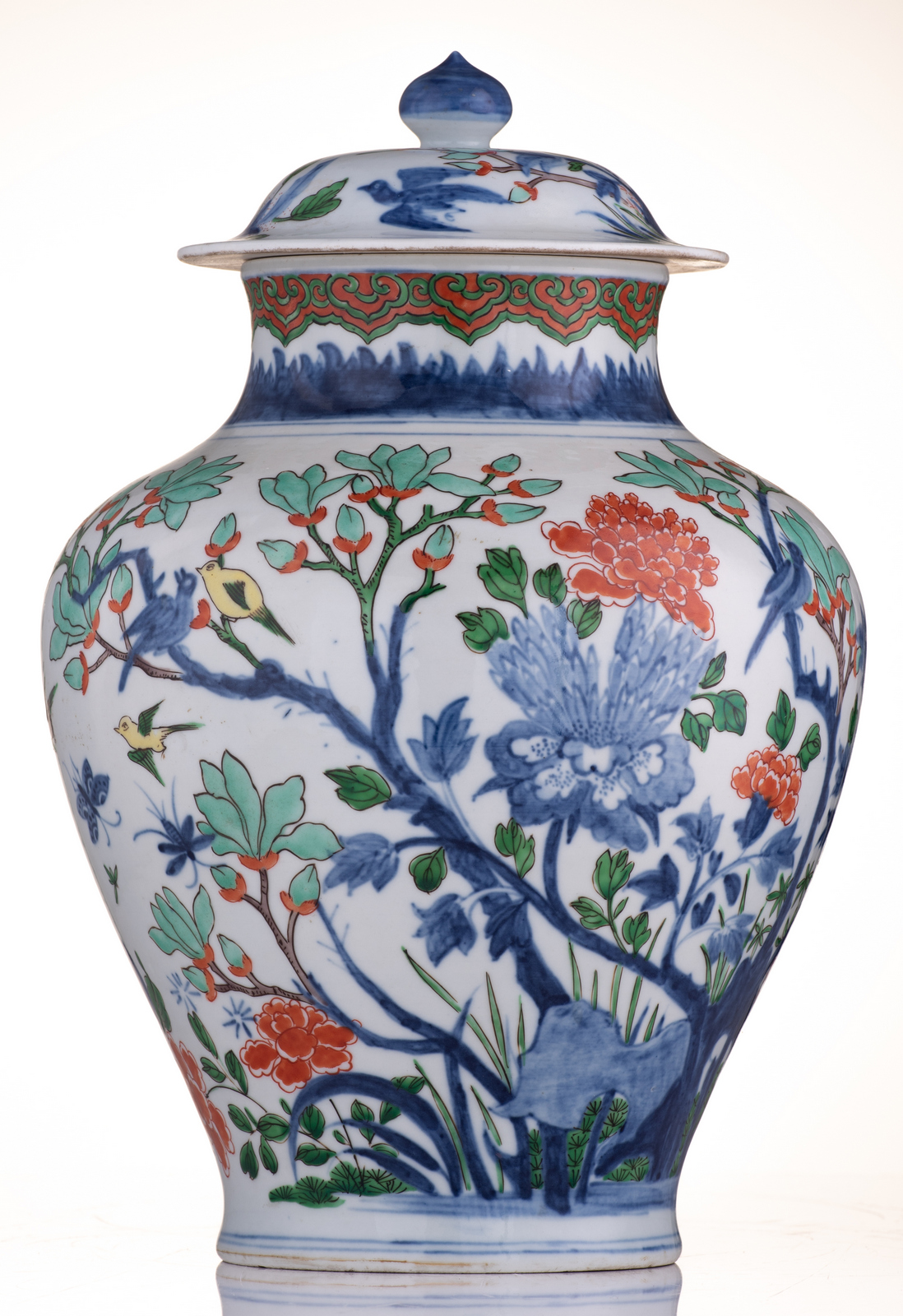 A polychrome Samson vase and cover, decorated with chinoiserie depicting birds and flower - Image 2 of 6