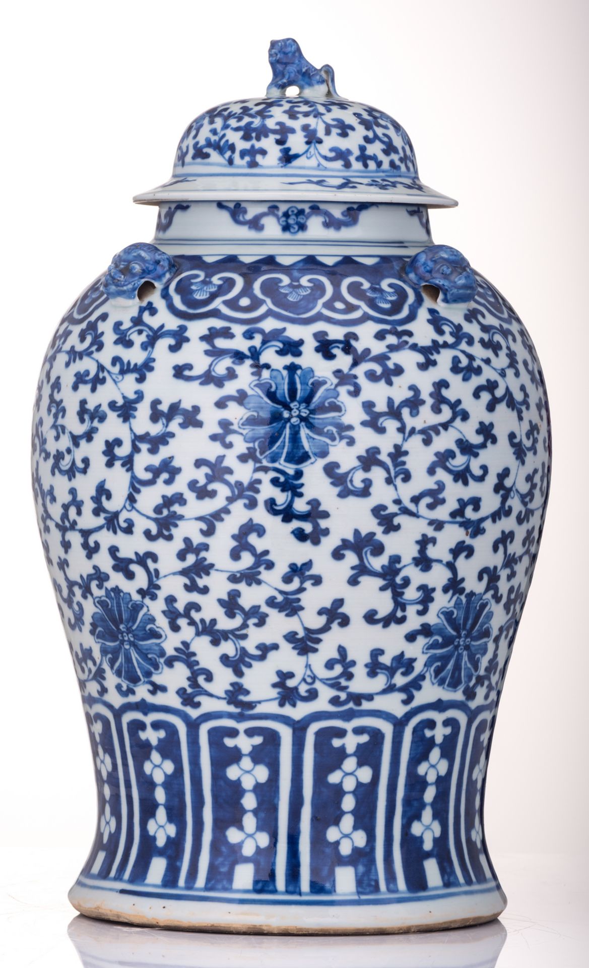 A Chinese blue and white vase and cover, decorated with scrolling lotus, H 46 cm - Bild 2 aus 6