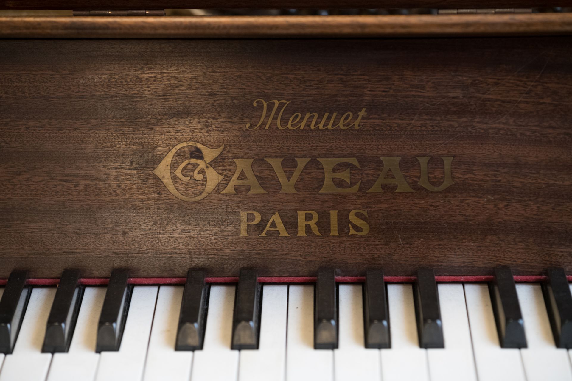 A mahogany and walnut veneered piano, Menuet Gaveau by André Arbus, Paris, H 95,5 - W 138,5 - D 52 - Image 11 of 11
