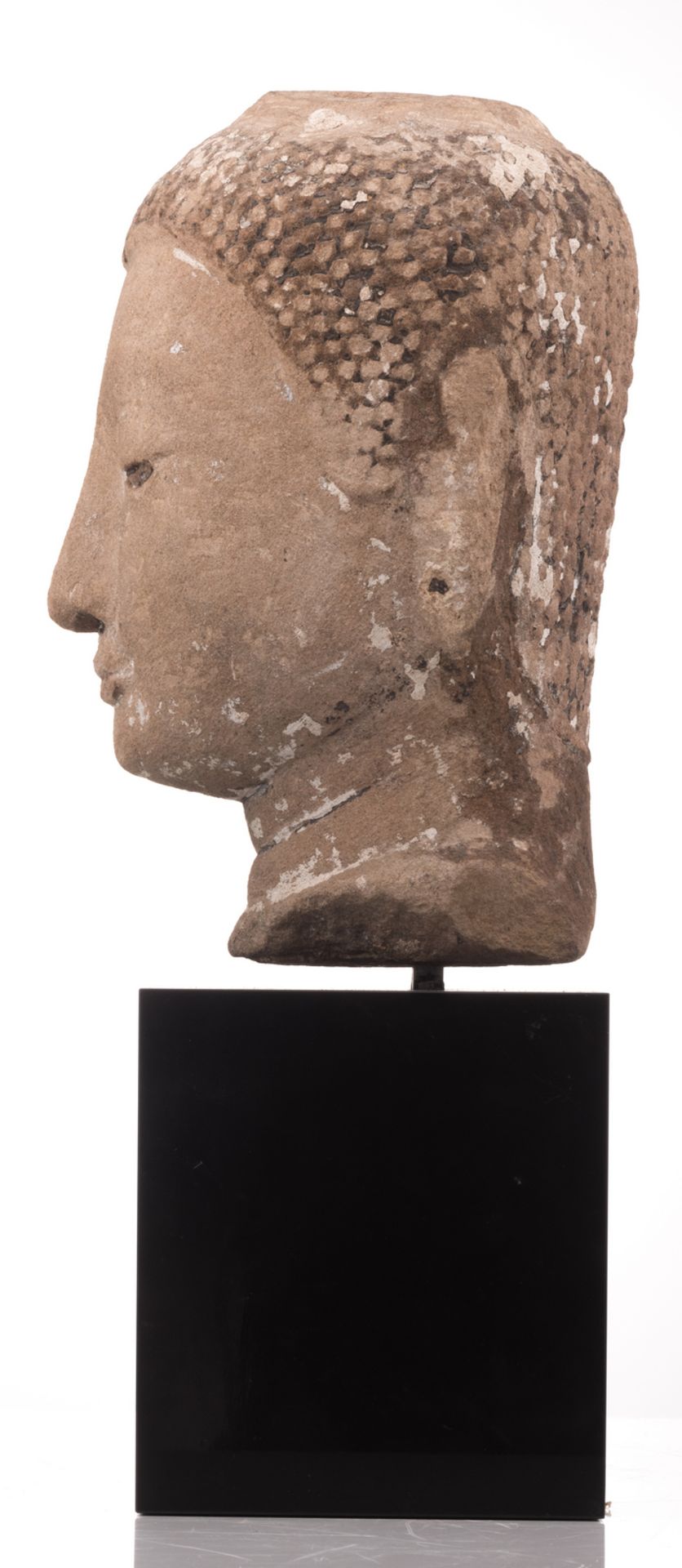 A Southeast Asian sandstone head of Buddha with traces of polychromy, probably Thailand, possibly - Bild 2 aus 7