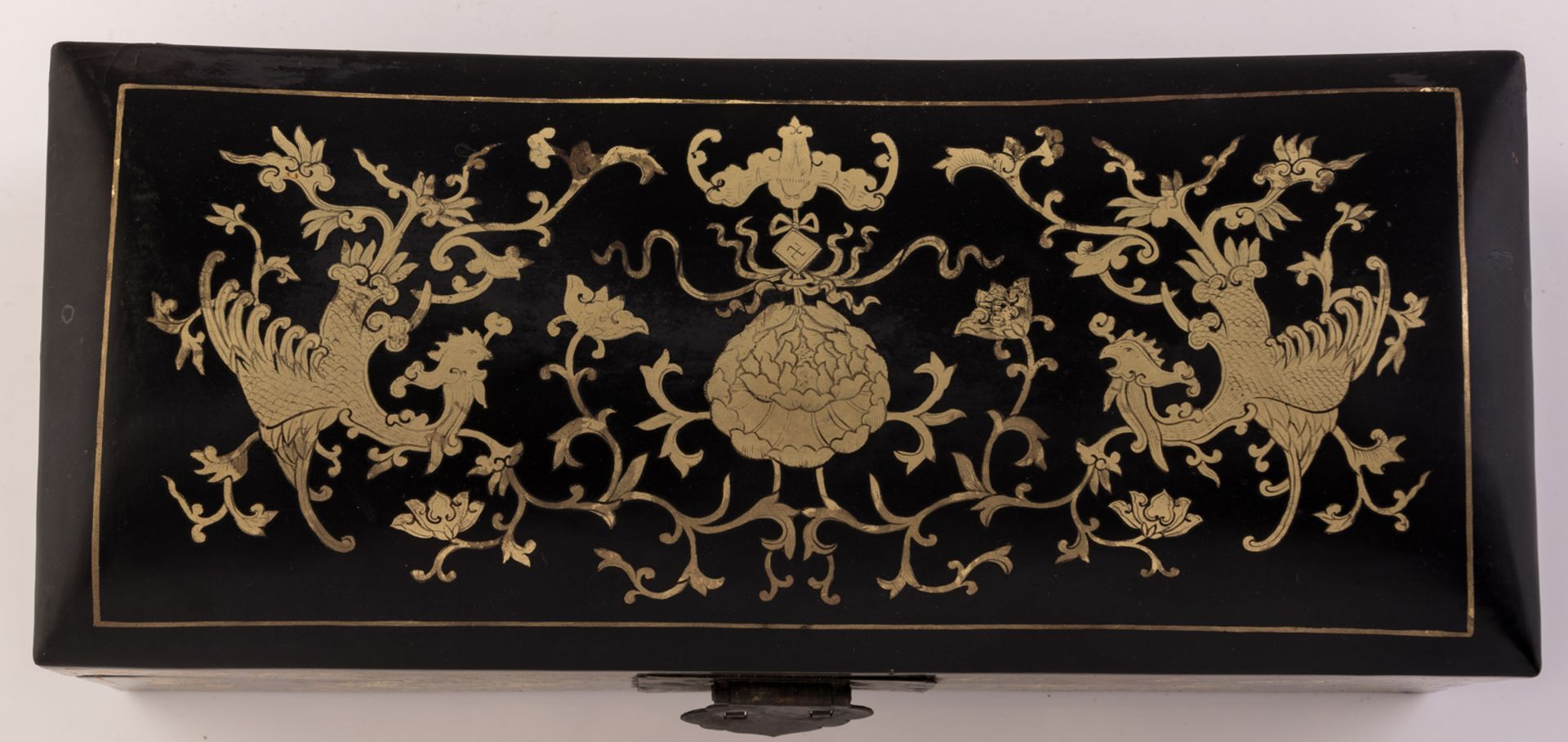 A Chinese black lacquered gilt decorated neck rest shaped box and cover with brass mounts, H 16, - Bild 6 aus 9