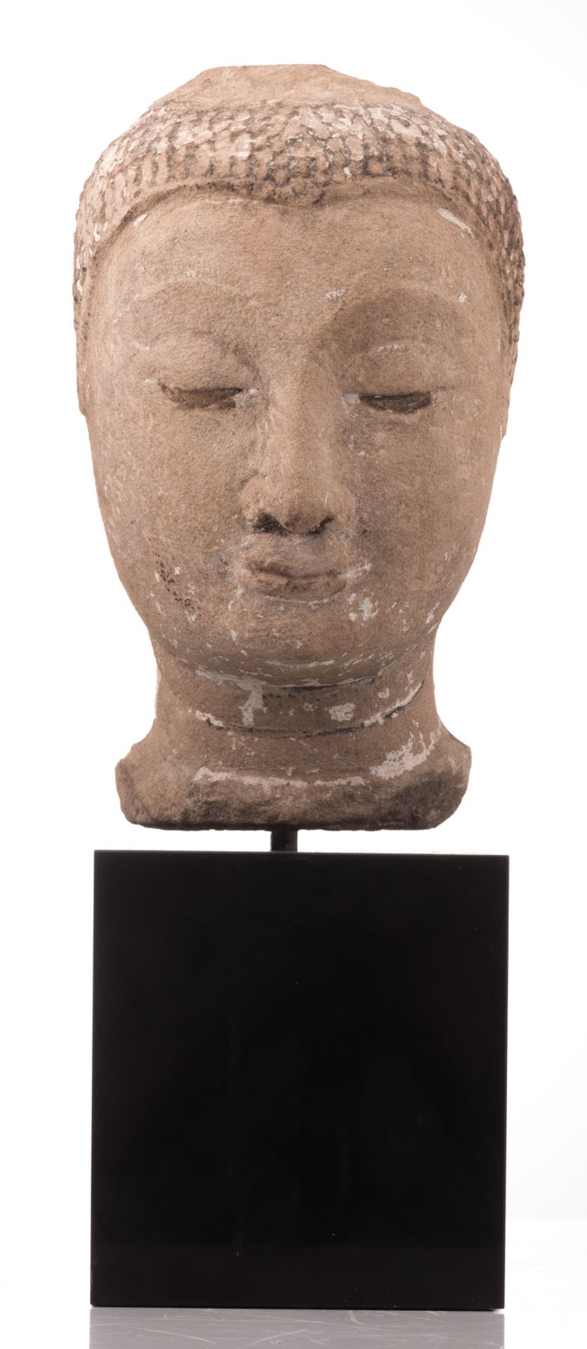 A Southeast Asian sandstone head of Buddha with traces of polychromy, probably Thailand, possibly - Bild 7 aus 7