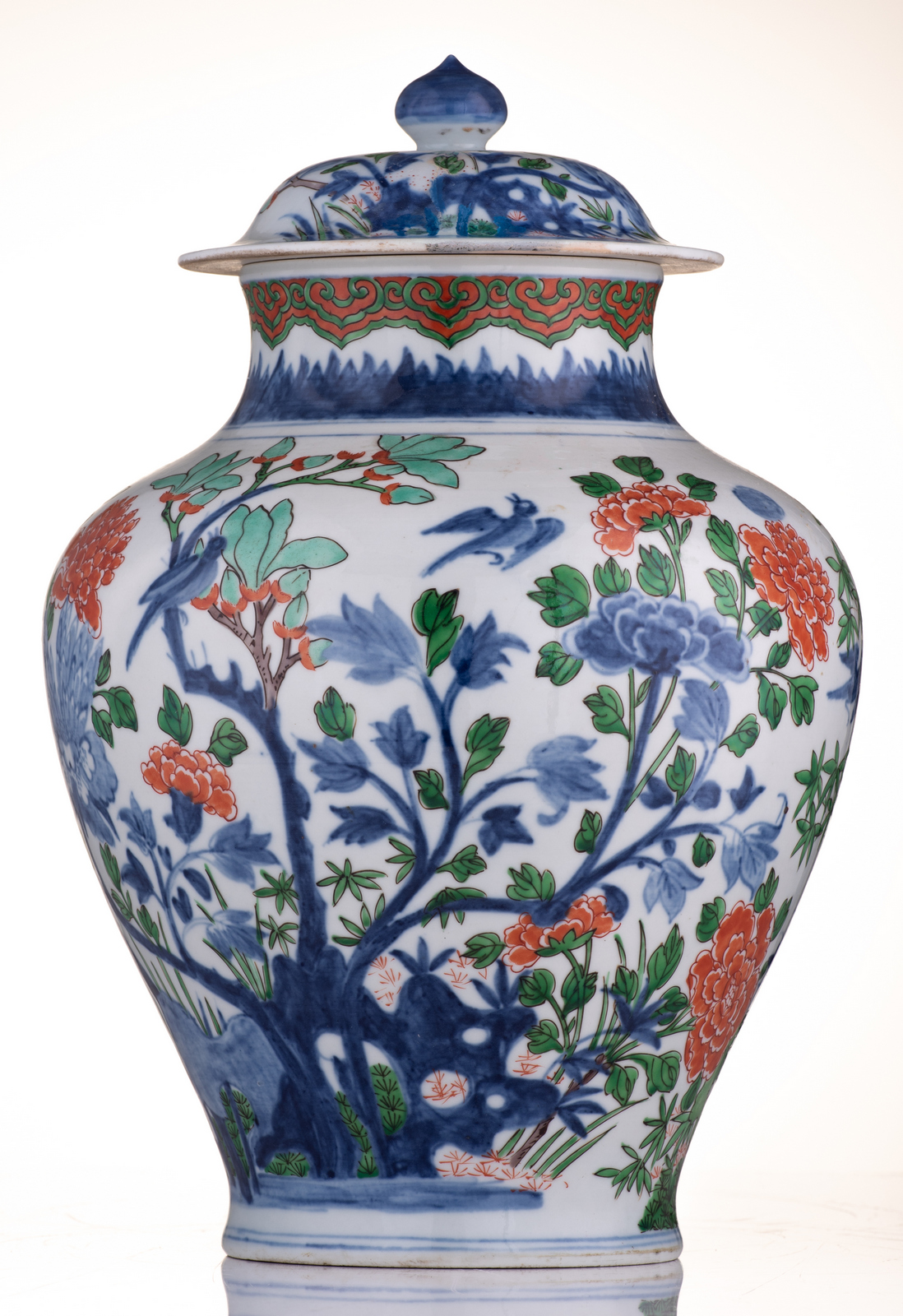 A polychrome Samson vase and cover, decorated with chinoiserie depicting birds and flower - Image 3 of 6