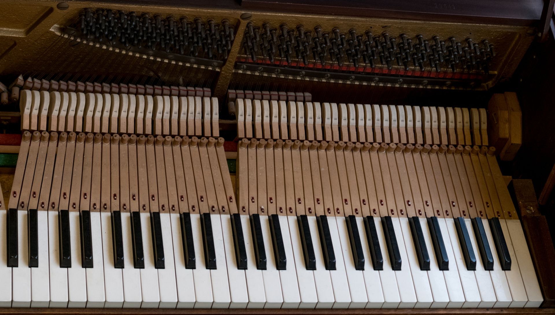 A mahogany and walnut veneered piano, Menuet Gaveau by André Arbus, Paris, H 95,5 - W 138,5 - D 52 - Image 10 of 11