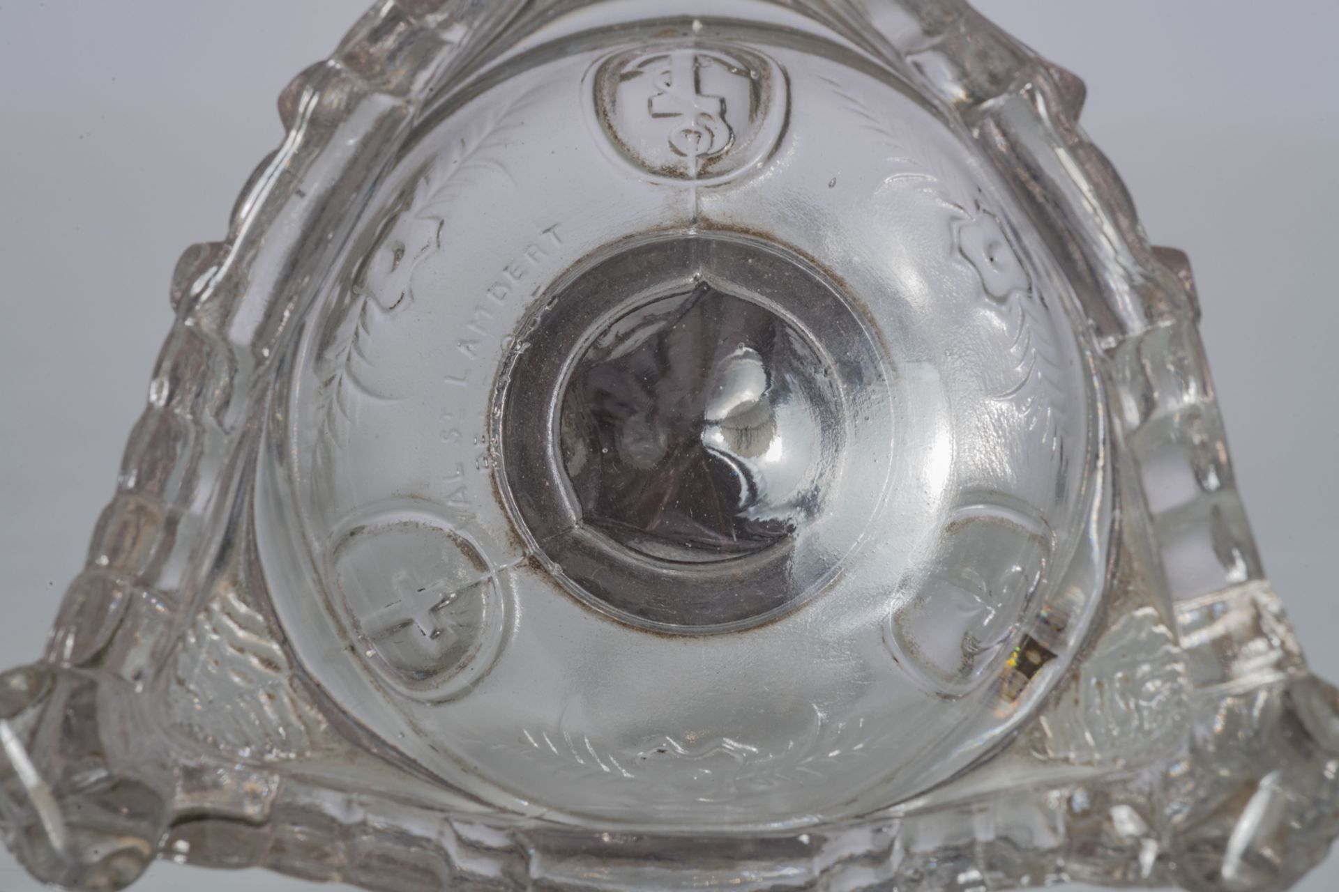 A lot of various glass and crystal items: a green overlay Val Saint Lambert bowl, Ø 30,4 cm; added a - Bild 6 aus 8