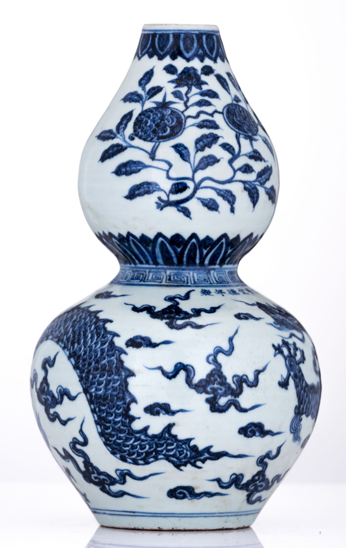 A Chinese celadon ground blue and white dragon decorated double gourd vase, with a Xuande mark, H 36 - Bild 4 aus 6