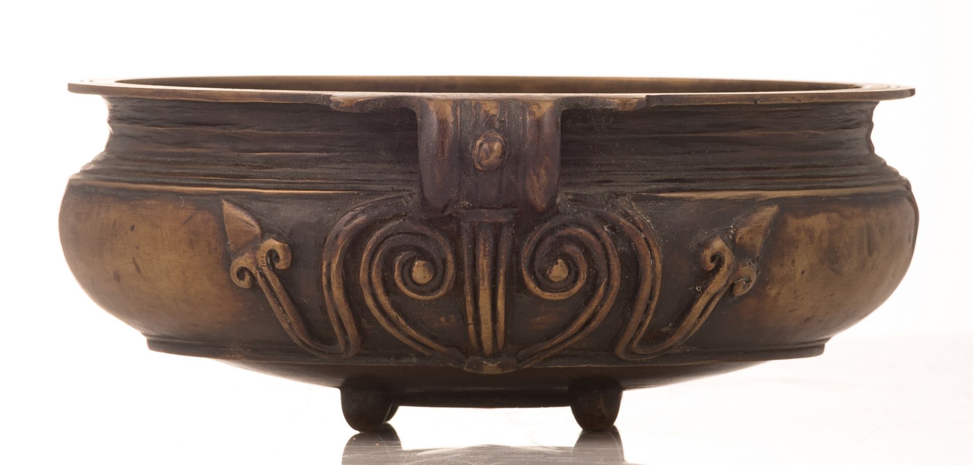 An Indian patinated bronze vessel, H 9 cm - ø 25 cm - Bild 3 aus 7
