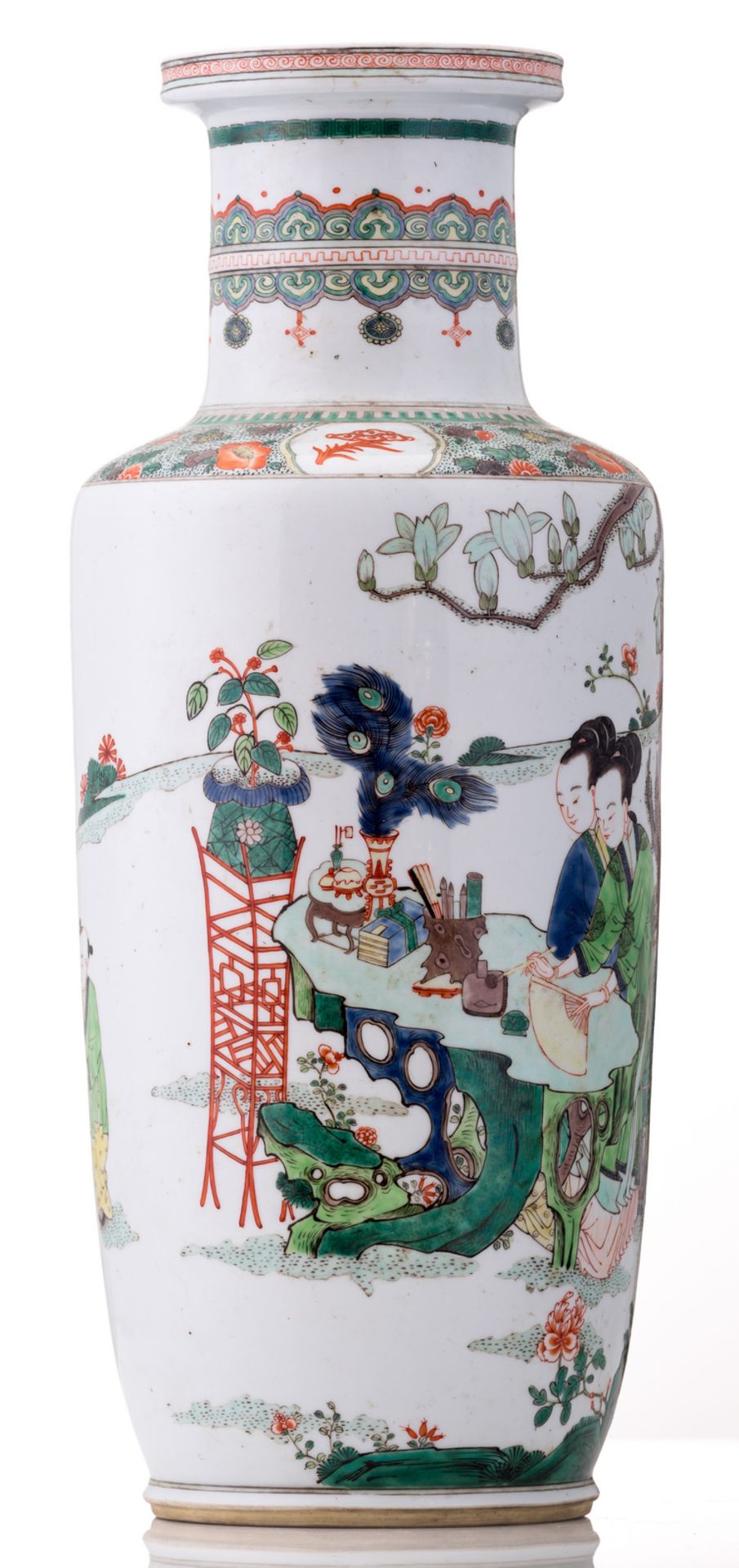A Chinese famille verte rouleau shaped vase, overall decorated with ladies and children in a garden, - Bild 3 aus 6