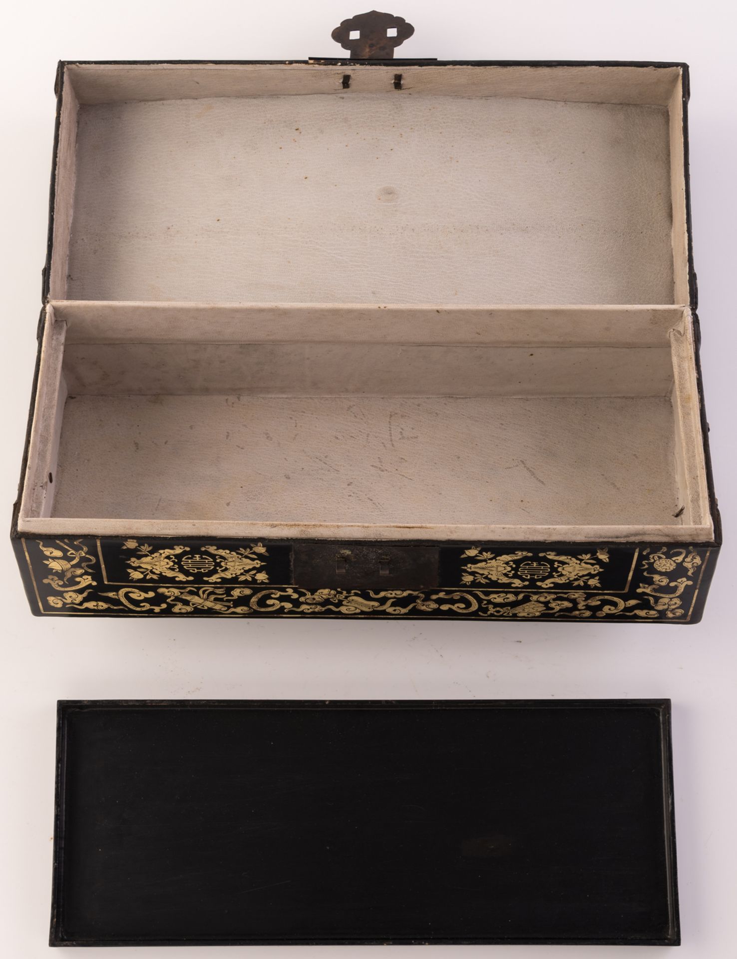 A Chinese black lacquered gilt decorated neck rest shaped box and cover with brass mounts, H 16, - Bild 9 aus 9