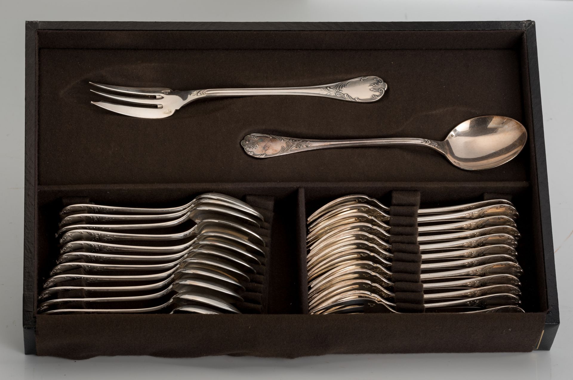 A twelve persons silver plated cutlery set by Christofle - France, rococo model, in its original - Bild 5 aus 6