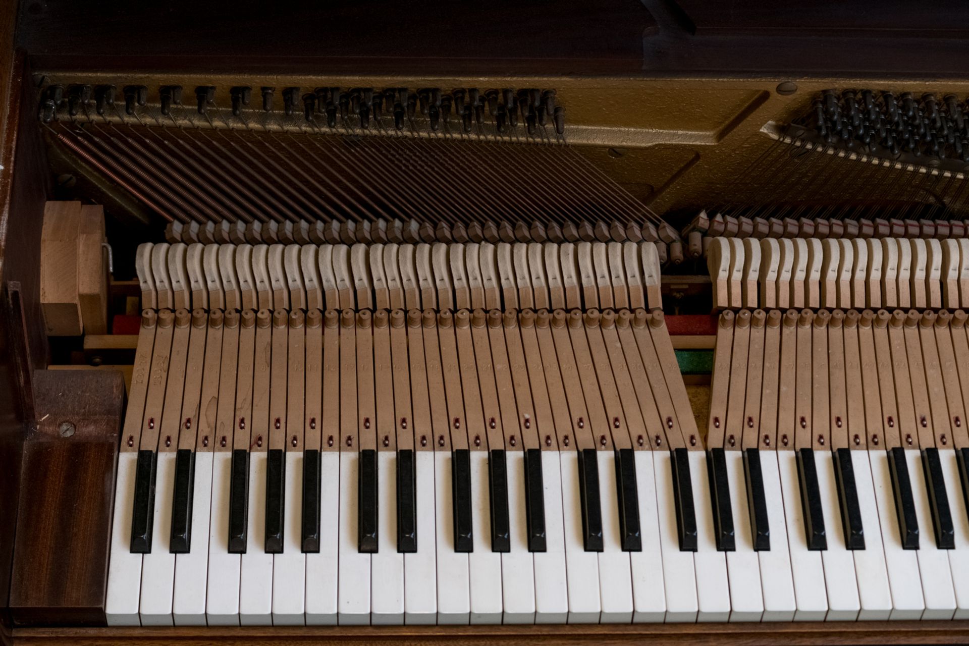 A mahogany and walnut veneered piano, Menuet Gaveau by André Arbus, Paris, H 95,5 - W 138,5 - D 52 - Image 9 of 11