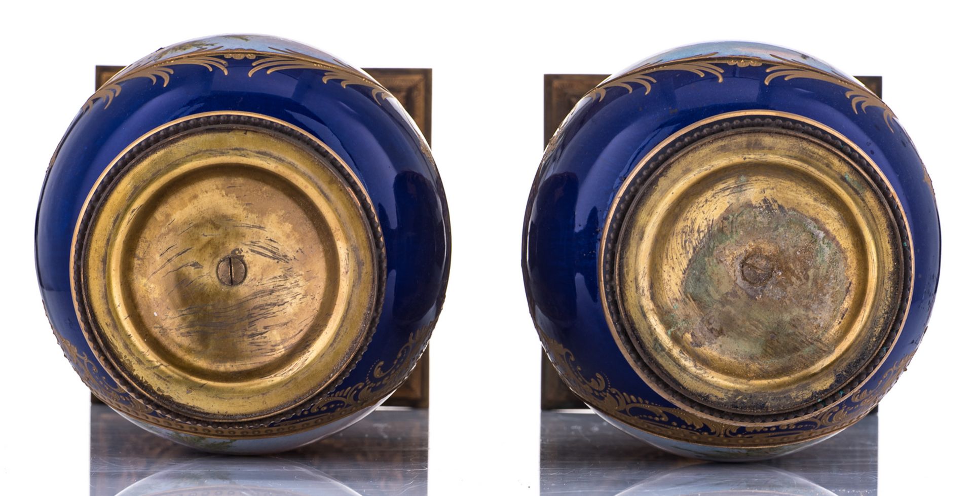 A pair of bleu royal and gilt enamel Sèvres manner bases, the four roundels decorated with gallant - Bild 5 aus 6