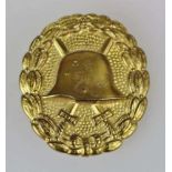 Verwundetenabzeichen in Gold 1918, Messingblech durchgeprägt und vergoldet, guter Zustand.