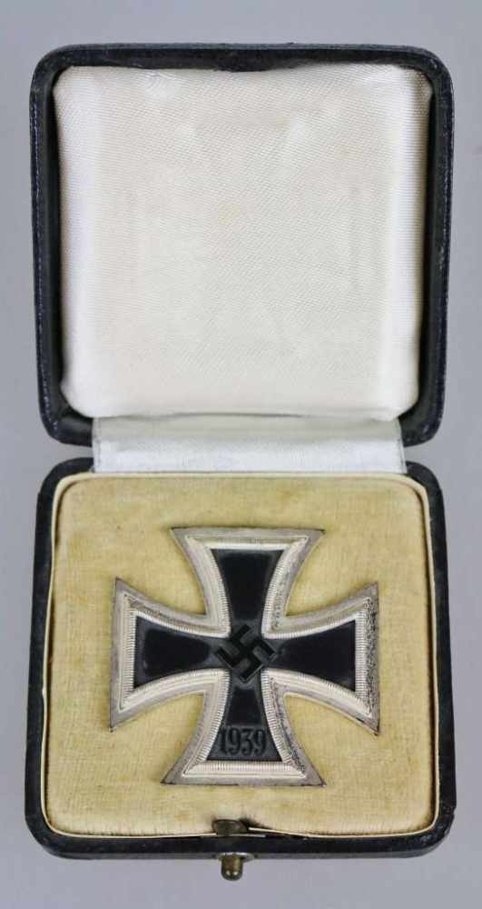 Eisernes Kreuz 1939 1. Klasse im Etui, ohne Hersteller, geschwärzter Eisenkern, im schwarzen Etui - Image 2 of 5