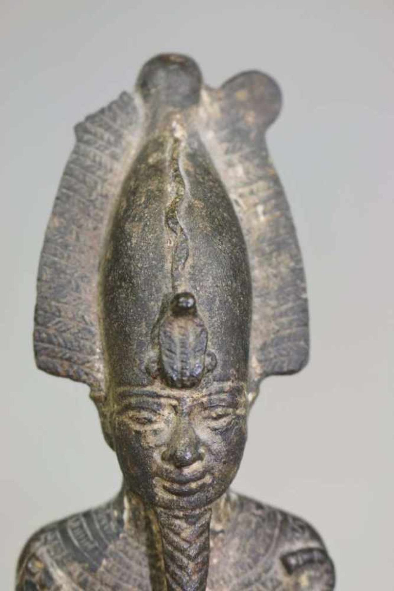 Statuette des Osiris, Ägypten, wohl 25. Dynastie, ca. 700 vor Chr., Bronzeguss. Höhe ohne Sockel: - Bild 2 aus 3