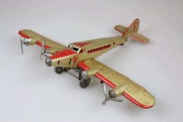4-motoriges Blechflugzeug mit Uhrwerkantrieb, Blech rot/gold lithographiert. Bez. Fabrication