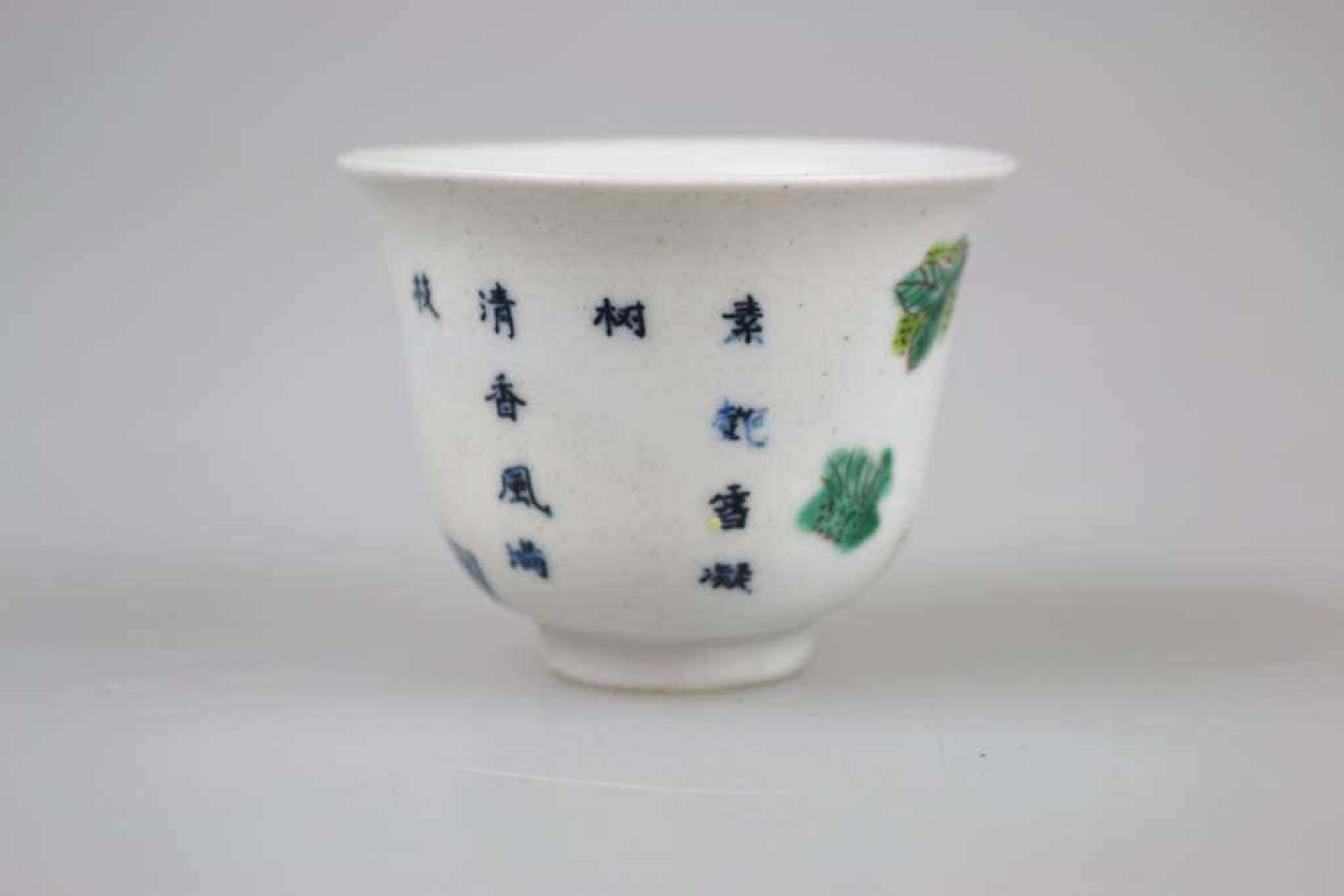 Teeschälchen, Porzellan, China um 1900, mit Pfirsichblütendekor und Gedichtzeilen, am Stand - Bild 2 aus 3