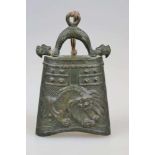 Glocke, China, vermutlich frühe Qing-Dynastie, Bronze, dunkel brüniert. Trapezform mit ovaler