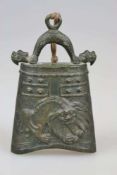 Glocke, China, vermutlich frühe Qing-Dynastie, Bronze, dunkel brüniert. Trapezform mit ovaler