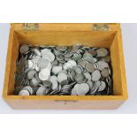 Deutsches Reich, Holzschatulle gefüllt mit mehreren hundert 5 und 10 Pfennig Münzen. Verschiedene