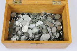 Deutsches Reich, Holzschatulle gefüllt mit mehreren hundert 5 und 10 Pfennig Münzen. Verschiedene