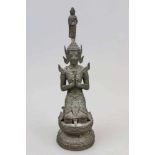 Teppanom, Bronzefigur, Thailand 19. Jh. oder früher. Kniender Tempelwächter auf gestuftem