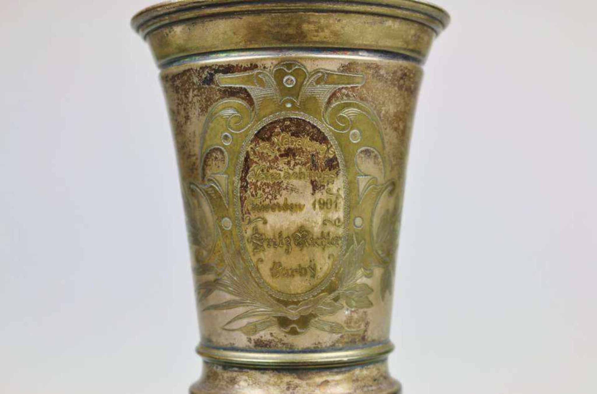 Deckelpokal, Messing, versilbert, innen vergoldet, Historismus, dat. 1901. Kelchförmiger Korpus - Bild 3 aus 4