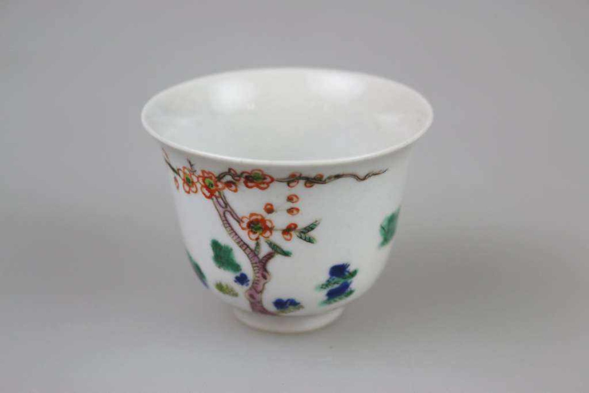 Teeschälchen, Porzellan, China um 1900, mit Pfirsichblütendekor und Gedichtzeilen, am Stand