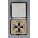 Eisernes Kreuz 1939 1. Klasse im Etui, ohne Hersteller, geschwärzter Eisenkern, im schwarzen Etui