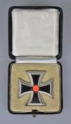 Eisernes Kreuz 1939 1. Klasse im Etui, ohne Hersteller, geschwärzter Eisenkern, im schwarzen Etui