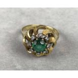 SMARAGD-DIAMANT-RING, 750er Gelbgold, Gewicht: 5,95 g. EU-RM: 54. 8 kleine Brillanten zus.ca. 0,15