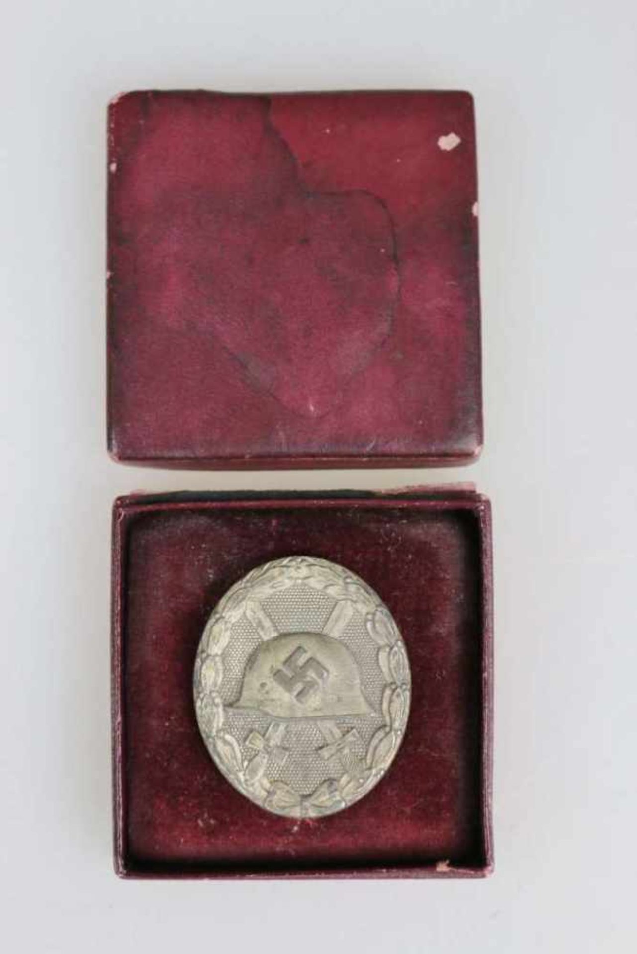 Verwundetenabzeichen 1939 in Silber in roter Pappschachtel. Zink versilbert, rückseitig Hersteller - Bild 2 aus 3