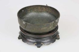 Räuchergefäß oder Grabbeilage, wohl Korea, 18. Jh. oder früher. Schalenförmiges Bronzegefäß auf