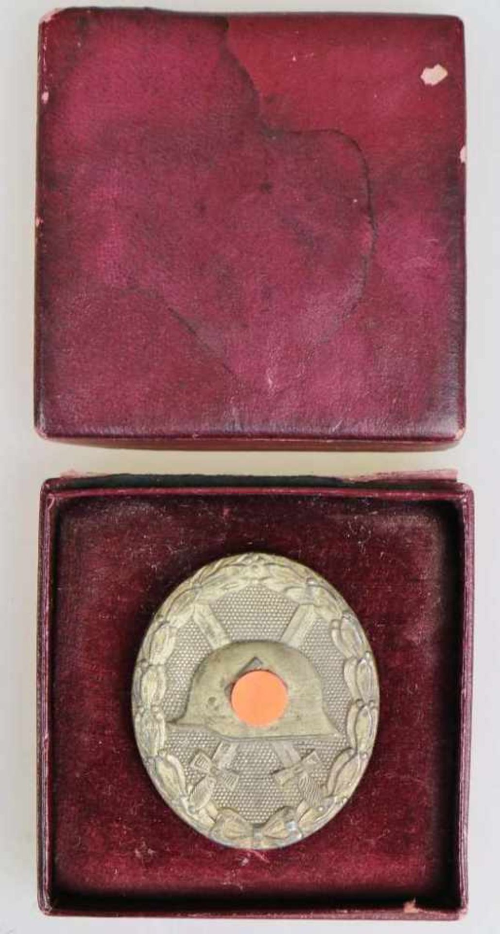 Verwundetenabzeichen 1939 in Silber in roter Pappschachtel. Zink versilbert, rückseitig Hersteller