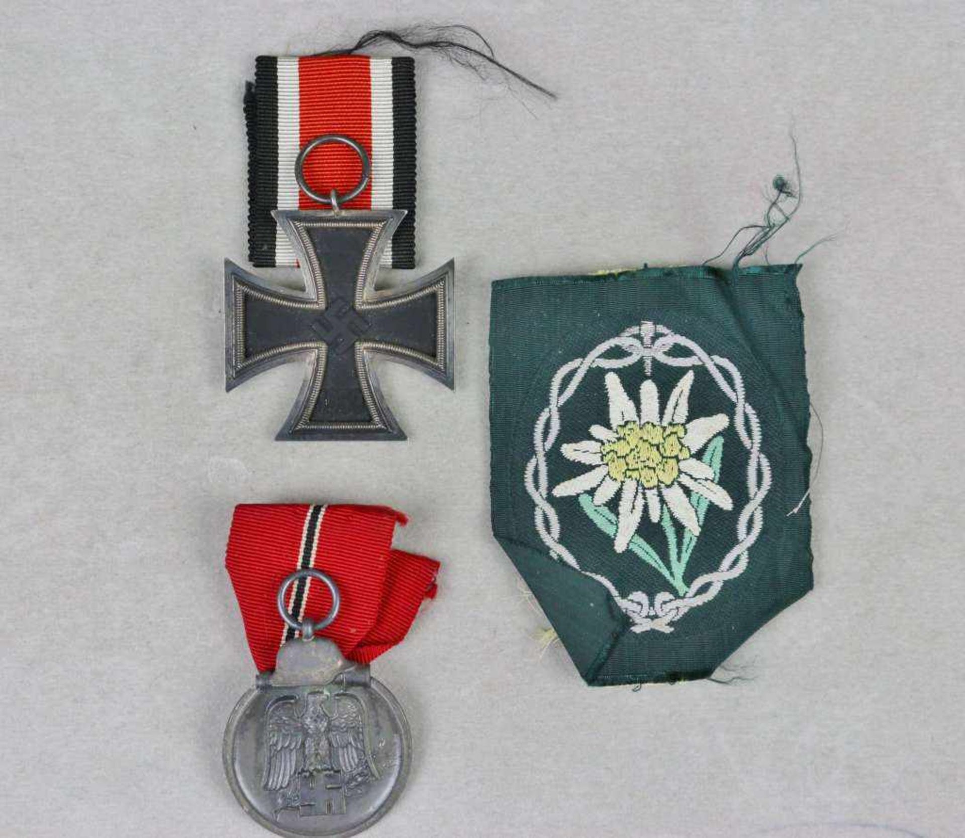Eisernes Kreuz 2. Klasse 1939 am Band, Ostmedaille sowie Stoffabzeichen der Gebirgsjäger. - Bild 2 aus 2