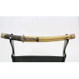 KO-WAKIZASHI. Shinto, mumei. Japan. Die Klinge: Auf der Ura ein Kiriha-zukuri Schliff, auf der Omote