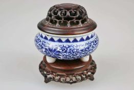 Porzellan Räuchergefäß in blau/weiß Malerei, China, Qing Dynastie. Gedrückte bauchige Form auf