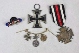 Erster Weltkrieg, Eisernes Kreuz 2. Klasse, Ehrenkreuz des Weltkrieges, Knopflochminiatur sowie eine