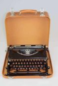 Schreibmaschine Schmitt Express im original Koffer, 50er Jahre, Modell-Nr. 207038. Maße: 28,5x28,5x8