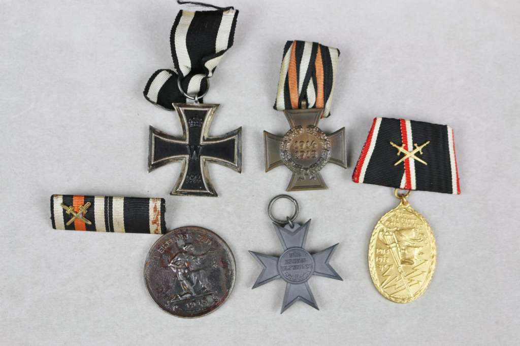 Konvolut 4 Orden und Ehrenzeichen 1. Weltkrieg, kleine Bandspange und Medaille "in goldener Zeit",