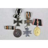 Konvolut 4 Orden und Ehrenzeichen 1. Weltkrieg, kleine Bandspange und Medaille "in goldener Zeit",