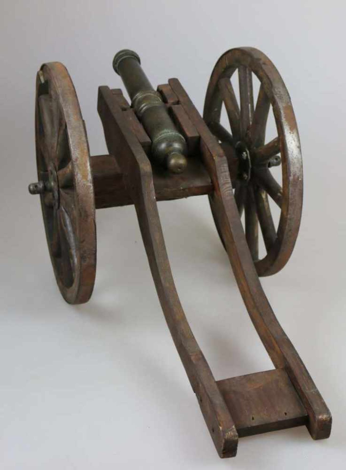 Kleine Modellkanone, Feldschlange, Rohr Bronze. Rohrlänge: 42 cm, Lafette: L. 87 cm, H. 45 cm. - Bild 3 aus 4