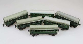 Märklin, 6 x Personenwagen 17510, Spur 0, Blech, grün, lithografiert, 4-achsig, aufklappbares