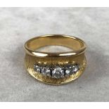 DIAMANT-RING, 750er Gelbgold, Gewicht: 7,35 g. EU-RM: 55. 5 kleine Brillanten zus. ca. 0,3 ct,