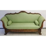 Biedermeier-Sofa, Nussbaum, 19. Jh., auf vier geschwungenen Beinen ruhender Korpus, geschwungene