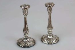 Paar Kerzenleuchter, England um 1900, barocke Form/ Georgian Style, versilbert.H: 24,5 cm.