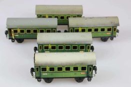 Märklin, 5 x Personenwagen 17310, Spur 0, Blech, grün, lithografiert, 2-achsig, 4 zu öffnende