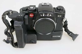 LEICA R4, Gehäuse schwarz mit Motorwinder R4. Leichte Gebrauchsspuren, Funktion nicht überprüft.