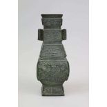 Bronzevase, China oder Korea, wohl 18. Jh. oder früher. Quadratische Grundform mit umlaufenden